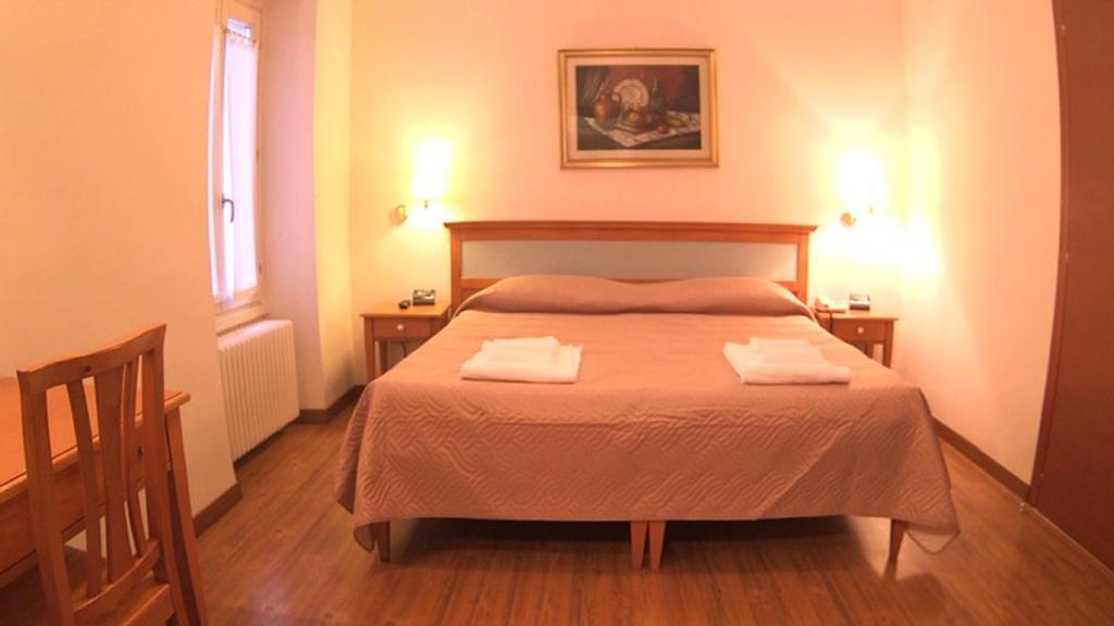 Hotel Ristorante La Grotta Castiglione Delle Stiviere Exteriör bild