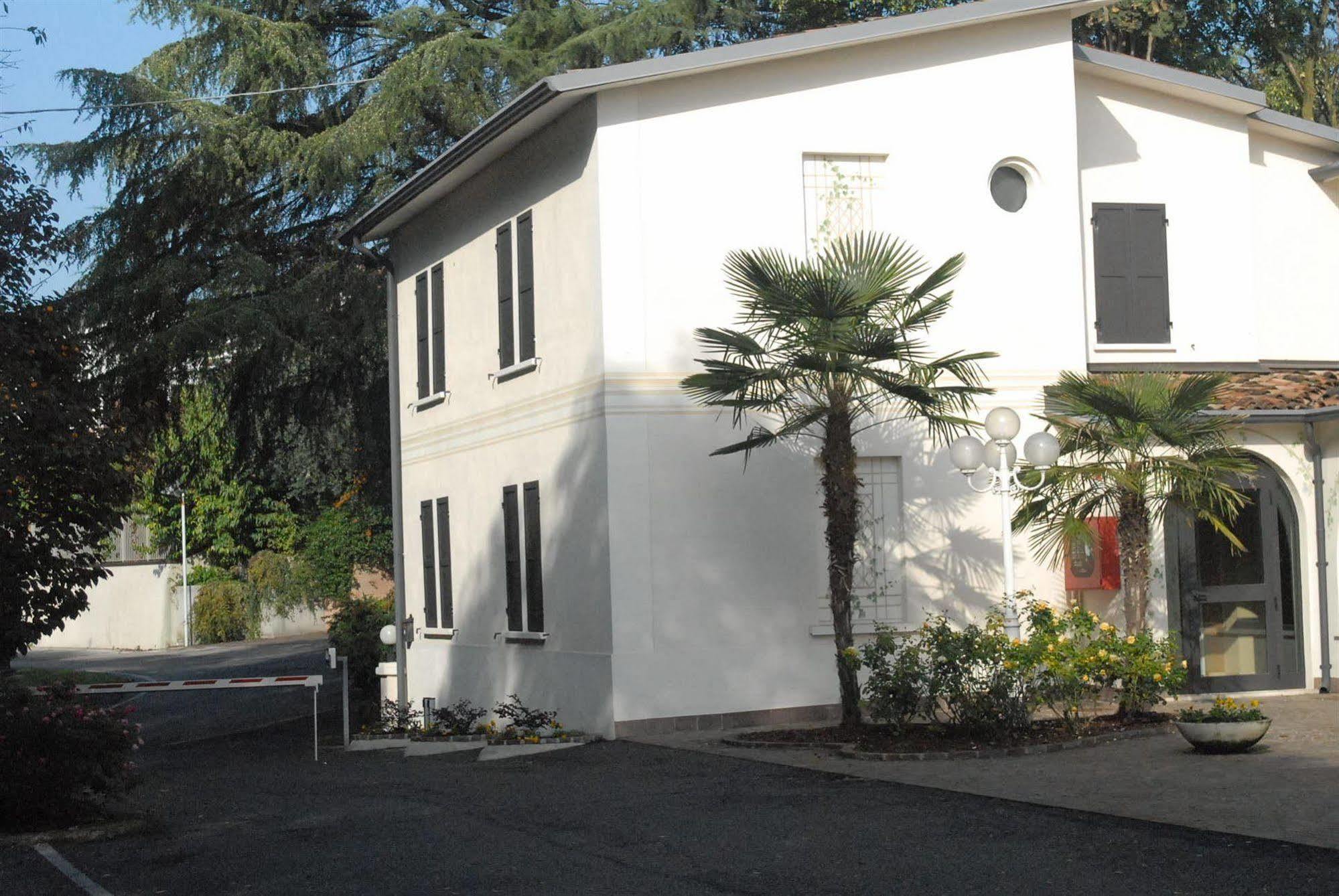 Hotel Ristorante La Grotta Castiglione Delle Stiviere Exteriör bild