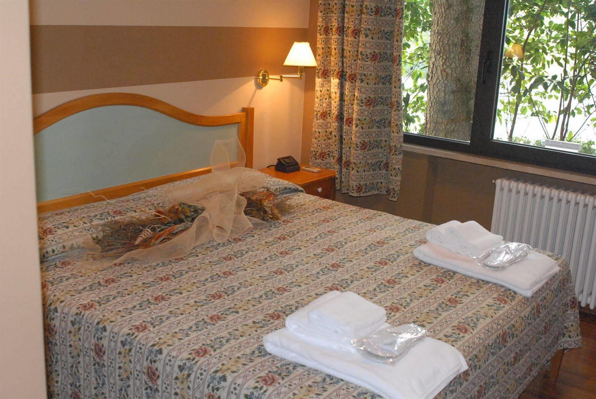 Hotel Ristorante La Grotta Castiglione Delle Stiviere Exteriör bild
